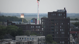 960 Luchtopname kermis Koemarkt_video 2, Vanaf de 2e flat Mercuriusweg uitzicht op kermisattractie boven de Koemarkt. ...